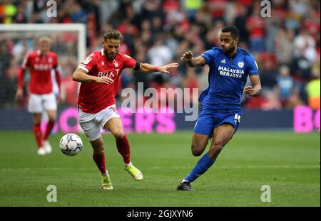 Philip Zinckernagel (links) von Nottingham Forest und Curtis Nelson von Cardiff City kämpfen während des Sky Bet Championship-Spiels auf dem City Ground, Nottingham, um den Ball. Bilddatum: Sonntag, 12. September 2021. Stockfoto