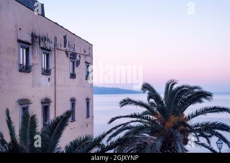 Wasser- und wettergetragene italienische Villa auf der Halbinsel Sorrent in der Gemeinde Meta, Italien. Stockfoto