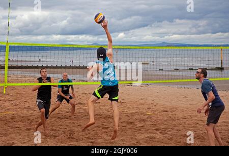 UKBT Beach Tour 3* Volleyball Event, Portobello, Edinburgh Schottland, UK. September 2021. Lothian & Borders Volleyball hat sich mit dem NUVOC Volleyball Club zur Durchführung des UKBT 3* Turniers in Portobello am Sonntag, den 12. September, zusammen geschlossen. Ziel der Partnerschaft ist es, den NUVOC Junior Volleyball Club bei der Rückkehr zum Indoor Volleyball finanziell zu unterstützen und die steigenden Kosten für Halleneinrichtungen zu unterstützen. Stockfoto