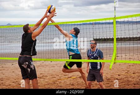 UKBT Beach Tour 3* Volleyball Event, Portobello, Edinburgh Schottland, UK. September 2021. Lothian & Borders Volleyball hat sich mit dem NUVOC Volleyball Club zur Durchführung des UKBT 3* Turniers in Portobello am Sonntag, den 12. September, zusammen geschlossen. Ziel der Partnerschaft ist es, den NUVOC Junior Volleyball Club bei der Rückkehr zum Indoor Volleyball finanziell zu unterstützen und die steigenden Kosten für Halleneinrichtungen zu unterstützen. Stockfoto