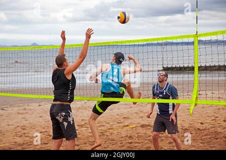 UKBT Beach Tour 3* Volleyball Event, Portobello, Edinburgh Schottland, UK. September 2021. Lothian & Borders Volleyball hat sich mit dem NUVOC Volleyball Club zur Durchführung des UKBT 3* Turniers in Portobello am Sonntag, den 12. September, zusammen geschlossen. Ziel der Partnerschaft ist es, den NUVOC Junior Volleyball Club bei der Rückkehr zum Indoor Volleyball finanziell zu unterstützen und die steigenden Kosten für Halleneinrichtungen zu unterstützen. Stockfoto