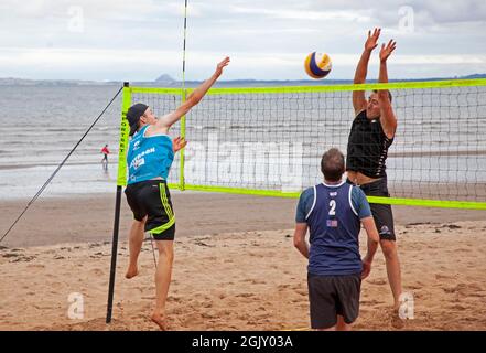 UKBT Beach Tour 3* Volleyball Event, Portobello, Edinburgh Schottland, UK. September 2021. Lothian & Borders Volleyball hat sich mit dem NUVOC Volleyball Club zur Durchführung des UKBT 3* Turniers in Portobello am Sonntag, den 12. September, zusammen geschlossen. Ziel der Partnerschaft ist es, den NUVOC Junior Volleyball Club bei der Rückkehr zum Indoor Volleyball finanziell zu unterstützen und die steigenden Kosten für Halleneinrichtungen zu unterstützen. Stockfoto