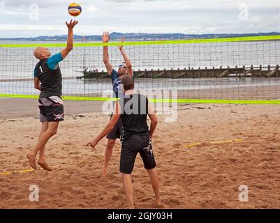 UKBT Beach Tour 3* Volleyball Event, Portobello, Edinburgh Schottland, UK. September 2021. Lothian & Borders Volleyball hat sich mit dem NUVOC Volleyball Club zur Durchführung des UKBT 3* Turniers in Portobello am Sonntag, den 12. September, zusammen geschlossen. Ziel der Partnerschaft ist es, den NUVOC Junior Volleyball Club bei der Rückkehr zum Indoor Volleyball finanziell zu unterstützen und die steigenden Kosten für Halleneinrichtungen zu unterstützen. Stockfoto