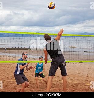 UKBT Beach Tour 3* Volleyball Event, Portobello, Edinburgh Schottland, UK. September 2021. Lothian & Borders Volleyball hat sich mit dem NUVOC Volleyball Club zur Durchführung des UKBT 3* Turniers in Portobello am Sonntag, den 12. September, zusammen geschlossen. Ziel der Partnerschaft ist es, den NUVOC Junior Volleyball Club bei der Rückkehr zum Indoor Volleyball finanziell zu unterstützen und die steigenden Kosten für Halleneinrichtungen zu unterstützen. Stockfoto