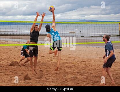 UKBT Beach Tour 3* Volleyball Event, Portobello, Edinburgh Schottland, UK. September 2021. Lothian & Borders Volleyball hat sich mit dem NUVOC Volleyball Club zur Durchführung des UKBT 3* Turniers in Portobello am Sonntag, den 12. September, zusammen geschlossen. Ziel der Partnerschaft ist es, den NUVOC Junior Volleyball Club bei der Rückkehr zum Indoor Volleyball finanziell zu unterstützen und die steigenden Kosten für Halleneinrichtungen zu unterstützen. Stockfoto