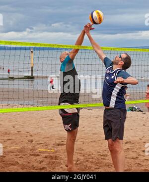 UKBT Beach Tour 3* Volleyball Event, Portobello, Edinburgh Schottland, UK. September 2021. Lothian & Borders Volleyball hat sich mit dem NUVOC Volleyball Club zur Durchführung des UKBT 3* Turniers in Portobello am Sonntag, den 12. September, zusammen geschlossen. Ziel der Partnerschaft ist es, den NUVOC Junior Volleyball Club bei der Rückkehr zum Indoor Volleyball finanziell zu unterstützen und die steigenden Kosten für Halleneinrichtungen zu unterstützen. Stockfoto