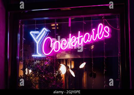 Neon-Schild Cocktails Gläser Bar Fenster zeigen Werbung Stockfoto