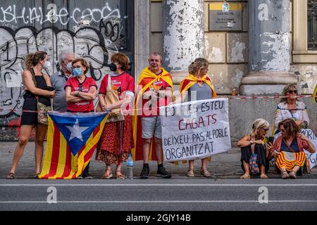 Barcelona, Spanien. September 2021. Eine Gruppe von Demonstranten sah, wie sie auf die Ankunft der Demonstration im Estación de Francia wartete.nach Angaben der Organisatoren sind es rund 400,000 Menschen, laut der Guàrdia Urbana, etwas mehr als 100,000, die unter dem Motto "Lluitem i Guanyem la indepència" zusammenkamen. (Lasst uns kämpfen und die Unabhängigkeit gewinnen) haben an der Einheitsdemonstration zur Feier des 11. September, Diada von Katalonien, teilgenommen. (Foto von Paco Freire/SOPA Images/Sipa USA) Quelle: SIPA USA/Alamy Live News Stockfoto