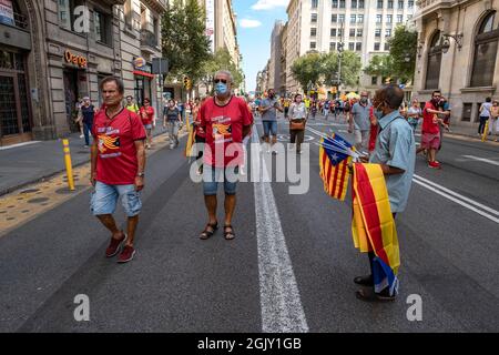 Während der Feierlichkeiten der Diada de Catalunya wird in der Vía Laietana ein Straßenhändler für Unabhängigkeitssymbole Kataloniens gesehen, der Flaggen verkauft.nach Angaben der Organisatoren sind es rund 400,000 Menschen, so die Guàrdia Urbana, Etwas mehr als 100,000 Personen, die unter dem Motto "Lluitem i Guanyem la indepència" (lasst uns kämpfen und die Unabhängigkeit gewinnen) zusammenkamen, haben an der Einheitsdemonstration zur Feier des 11. September, der Diada von Katalonien, teilgenommen. (Foto von Paco Freire / SOPA Images/Sipa USA) Stockfoto