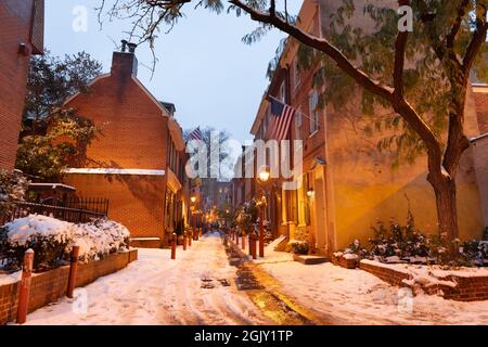 Philadelphia, Pennsylvania, USA in Elfreth's Alley im Winter in der Dämmerung. Stockfoto