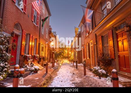 Philadelphia, Pennsylvania, USA in Elfreth's Alley im Winter in der Dämmerung. Stockfoto