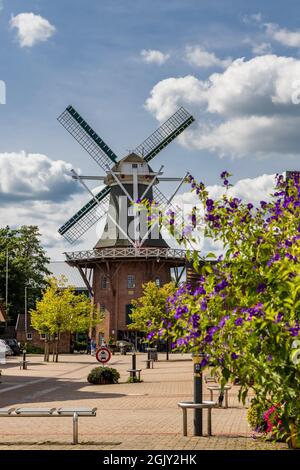 Papenburg, Deutschland - 24. August 2021: Buntes altes Dorfzentrum von Papenburg an der Ems mit Kanälen, kleinen Brocken und alten Schiffen in Niedersachsen in Deutschland Stockfoto