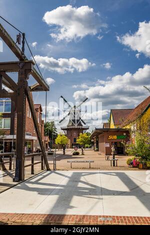 Papenburg, Deutschland - 24. August 2021: Buntes altes Dorfzentrum von Papenburg an der Ems mit Kanälen, kleinen Brocken und alten Schiffen in Niedersachsen in Deutschland Stockfoto