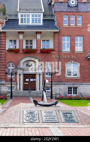 Papenburg, Deutschland - 24. August 2021: Buntes altes Dorfzentrum von Papenburg an der Ems mit Kanälen, kleinen Brocken und alten Schiffen in Niedersachsen in Deutschland Stockfoto