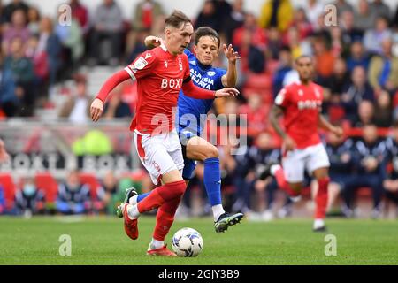 NOTTINGHAM, GROSSBRITANNIEN. 12. SEPTEMBER James Garner von Nottingham Forest kämpft am Sonntag, 12. September 2021, mit Perry Ng von Cardiff City während des Sky Bet Championship-Spiels zwischen Nottingham Forest und Cardiff City auf dem City Ground, Nottingham. (Kredit: Jon Hobley | MI News) Kredit: MI Nachrichten & Sport /Alamy Live News Stockfoto