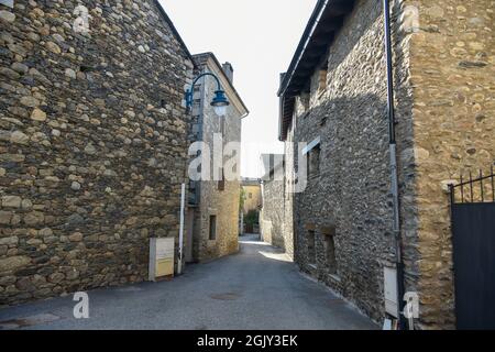 La localidad y comuna francesa de Ur se encuentra en el departamento de los Pirineos Orientales en Francia, Stockfoto