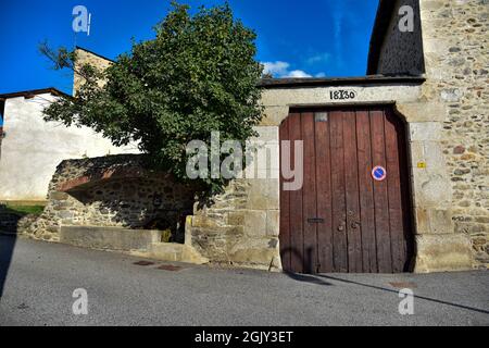 La localidad y comuna francesa de Ur se encuentra en el departamento de los Pirineos Orientales en Francia, Stockfoto