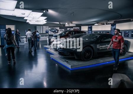 Im Fokus stehen die innovativen Technologiethemen von BMW i: Der vollelektrische BMW i3 als konsequent nachhaltig konzipiertes emissionsfreies Fahrzeug für den Innenraum Stockfoto