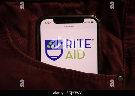 KONSKIE, POLEN - 04. September 2021: Das Logo der Rite Aid Corporation wird auf dem Mobiltelefon in der Jeans-Tasche versteckt angezeigt Stockfoto