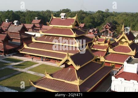 Eine Luftaufnahme des wunderschönen alten Mandalay Royal Palace Geländes in Myanmar Stockfoto