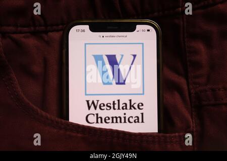 KONSKIE, POLEN - 04. September 2021: Westlake Chemical Corporation Logo auf dem Mobiltelefon, versteckt in der Jeans-Tasche Stockfoto