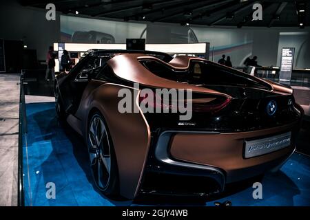 Im Fokus stehen die innovativen Technologiethemen von BMW i: Der vollelektrische BMW i3 als konsequent nachhaltig konzipiertes emissionsfreies Fahrzeug für den Innenraum Stockfoto