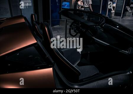 Im Fokus stehen die innovativen Technologiethemen von BMW i: Der vollelektrische BMW i3 als konsequent nachhaltig konzipiertes emissionsfreies Fahrzeug für den Innenraum Stockfoto