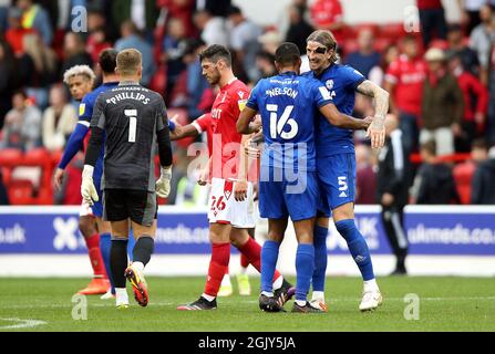 Aden Flint (rechts) von Cardiff City und Curtis Nelson feiern nach dem Sky Bet Championship-Spiel am City Ground, Nottingham. Bilddatum: Sonntag, 12. September 2021. Stockfoto