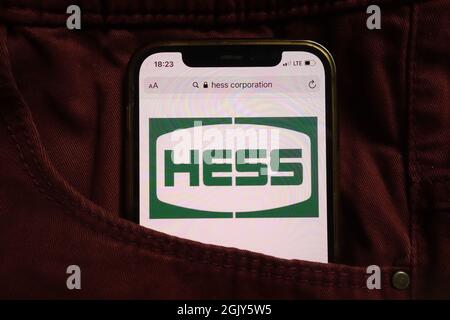 KONSKIE, POLEN - 04. September 2021: Das Logo der Hess Corporation wird auf dem Mobiltelefon in der Jeanentasche versteckt angezeigt Stockfoto
