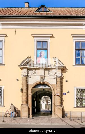 Porträt von Papst Johannes Paul II. Im Bischofspalast in Krakau ist der Sitz der Krakauer Metropolregion Kurie in Krakau, Polen. Stockfoto