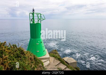 O Vicedo, Spanien. Leuchtturm von punta Socastro eine Landzunge an der galizischen Nordküste von Galicien, auch bekannt als O Fucino do Porco (die Schweinsschnauze) Stockfoto