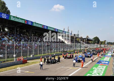 Monza, Italien. September 2021. Das Startfeld vor dem Start des Rennens. Großer Preis von Italien, Sonntag 12. September 2021. Monza Italien. Quelle: James Moy/Alamy Live News Stockfoto