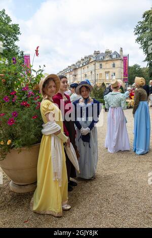 In Kostümen aus dem 18.. Jahrhundert für die Jane Austen Grand Regency Parade. City of Bath, Somerset, England, Großbritannien. Stockfoto