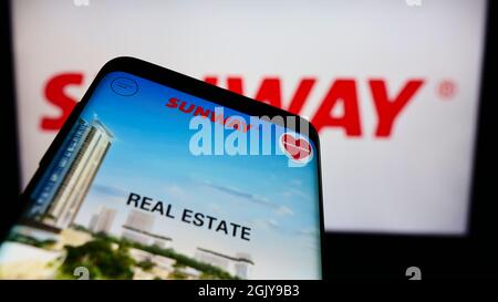 Handy mit Webseite des malaysischen Konglomerats Sunway Berhad auf dem Bildschirm vor dem Firmenlogo. Konzentrieren Sie sich auf die obere linke Seite des Telefondisplays. Stockfoto