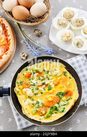 Omelette mit Gemüse. Gesunde Ernährung Stockfoto