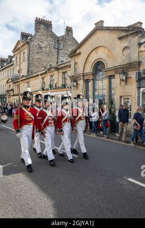 In Kostümen aus dem 18.. Jahrhundert für die Jane Austen Grand Regency Parade. City of Bath, Somerset, England, Großbritannien. Stockfoto