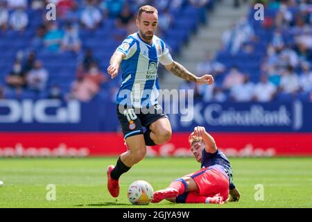12. September 2021: Barcelona, Spanien: Sergi Darder von RCD Espanyol überspringt ein Tackle von Antoine Griezmann von Atletico de Madrid während des Liga-Spiels zwischen RCD Espanyol und Atletico de Madrid im RCDE-Stadion in Cornella, Spanien. Stockfoto