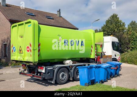 Urk, Niederlande - 03. September 2021: Cleaning Trolley Sammelbehälter mit Altpapier in Wohngebieten, Fotoserie 1 von 5 Stockfoto