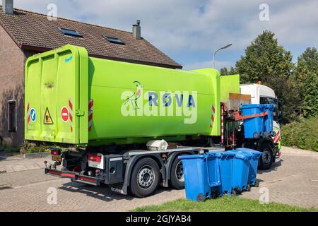 Urk, Niederlande - 03. September 2021: Cleaning Trolley Sammelbehälter mit Altpapier in Wohngebieten, Fotoserie 2 von 5 Stockfoto