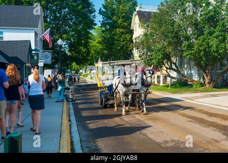 Mackinaw Island, MI - 14. Juli 2021: Pferdekutsche auf Mackinac Island, MI am 14. Juli 2021. Stockfoto