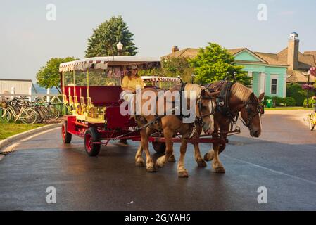 Mackinaw Island, MI - 14. Juli 2021: Pferdekutsche auf Mackinac Island, MI am 14. Juli 2021. Stockfoto