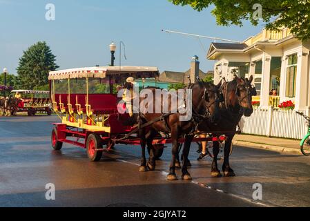 Mackinaw Island, MI - 14. Juli 2021: Pferdekutsche auf Mackinac Island, MI am 14. Juli 2021. Stockfoto