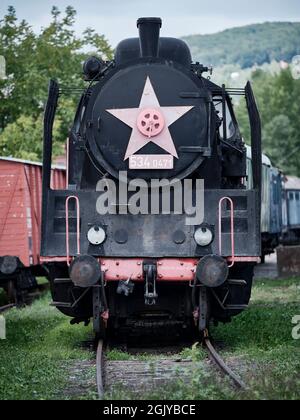 Front view of a historic black locomotive with a red star Stockfoto