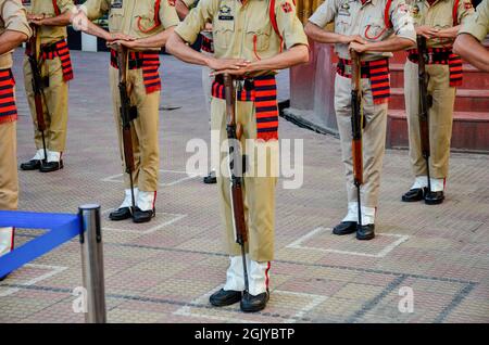 Srinagar, Indien. September 2021. Polizisten aus Jammu und Kaschmir zollen während einer Kranzniederlegung in Srinagar neben dem Sarg eines verstorbenen Polizeibeamten Arshid Ahmad Tribut. Bei einem mutmaßlichen militanten Angriff in der Altstadt von Srinagar wurde am Sonntag ein Polizeiunterkommissar (SI), Arshid Ahmed, getötet. Den Beamten zufolge haben die mutmaßlichen Militanten am Nachmittag auf Polizisten im Gebiet von Khanyar gefeuert. Kredit: SOPA Images Limited/Alamy Live Nachrichten Stockfoto