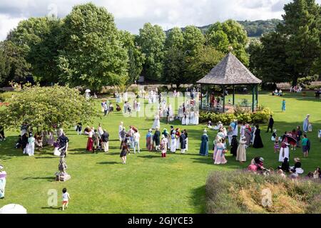 In Kostümen aus dem 18.. Jahrhundert für die Jane Austen Grand Regency Parade. The Parade Gardens, City of Bath, Somerset, England, Großbritannien. Stockfoto