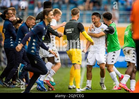 Die Spieler von Charleroi und Ryota Morioka von Charleroi feiern am Sonntag, dem 12. September, nach dem Gewinn eines Fußballmatches zwischen KAA Gent und Sporting Charleroi Stockfoto