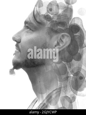 Paintographie.Schwarz-Weiß-Porträt des Menschen kombiniert mit einem abstrakten Gemälde Stockfoto