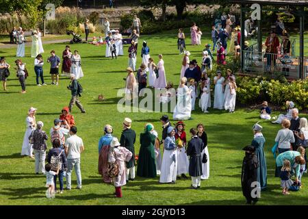 In Kostümen aus dem 18.. Jahrhundert für die Jane Austen Grand Regency Parade. The Parade Gardens, City of Bath, Somerset, England, Großbritannien, Stockfoto