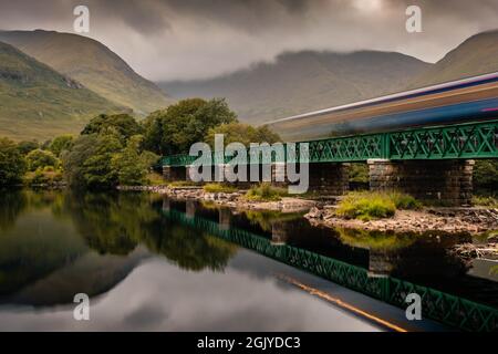 Zug, der über das Loch Awe Viadukt, Argyll und Bute, Schottland, fährt Stockfoto