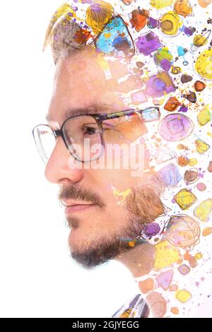 Paintographie. Porträt eines jungen Mannes mit braunen Augen und Brille Stockfoto